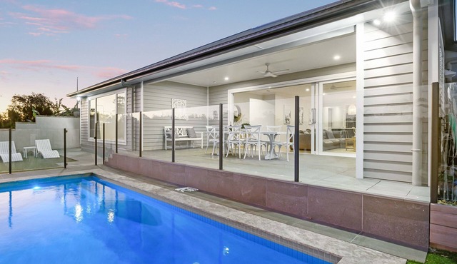 Capri Waterfront Resort-Style 5BR & Pool