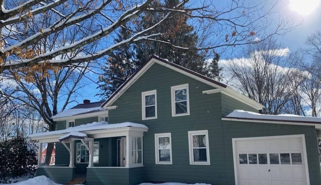 Caps' Cozy Cabin of Northville Village