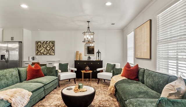 Capstone Manor Luxe Design 3bd2ba Central yet Tranquil