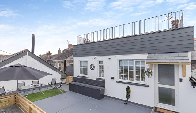 Captain Jack's Retreat. Nr Newquay, Padstow, Eden. Sleeps up to 8 People 4+ bed