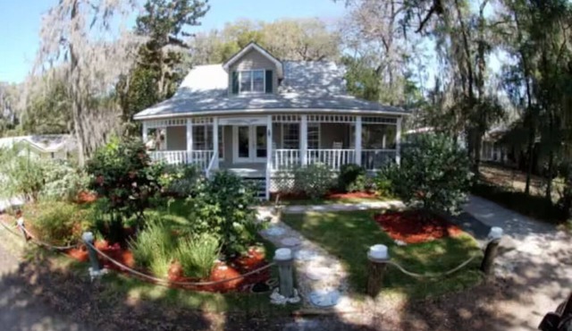 Captain's Cottage in Shellman Bluff - a charming cottage family and pet friendly