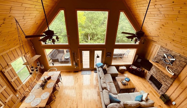 Captain's Cove+ Nolin Lake + Mammoth Cave + Arcade + Hot Tub, Expansive Lakefront Home on Nolin Lake.