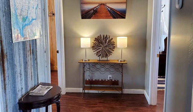 "Captain's Cove" w/boat dock & launch, walk to new restaurant on Lake Seminole!