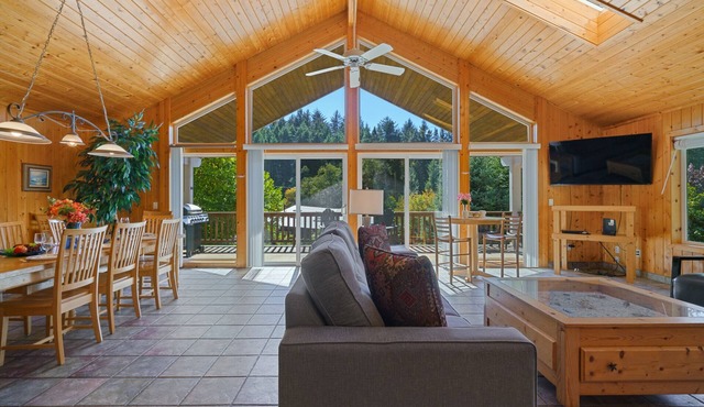 Captain's Hideaway-Relax in this Lodge like home nestled in the trees.