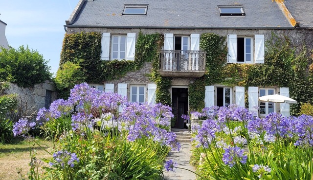 Captain's house with exceptional views, south-facing, facing the sea