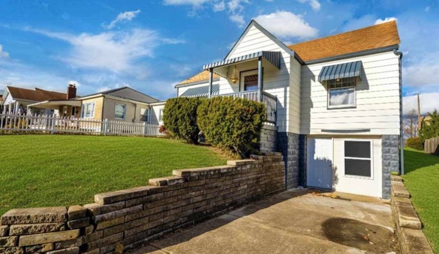 Captain's Landing-Spacious 4BR AirBnP Near Campus Parks & Dining FREE PIZZA