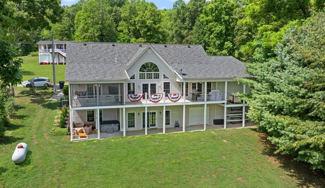 Captain's Lodge+ Nolin Lake + Mammoth Cave+ Arcade + Hot Tub, Table Tennis + Foosball+ Pizza Oven