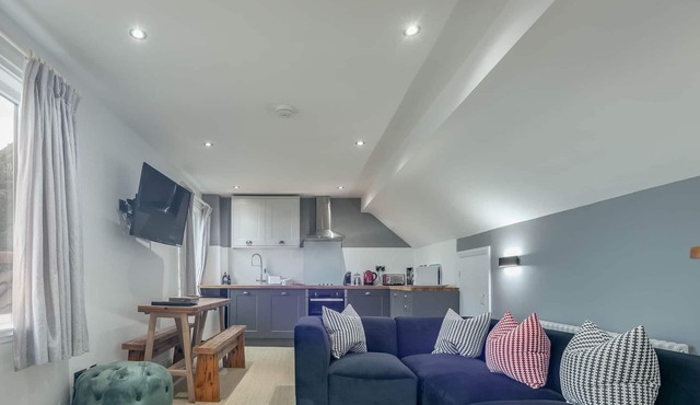 Captain's Lookout - Cosy House with Sea View