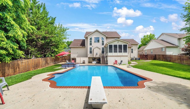 Captain's Luxury Pool house Retreat in Fort Washington near MGM