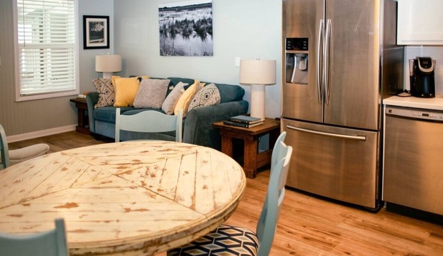 'Captain's Quarter' Bluff Shoal Motel + Apartment Suite