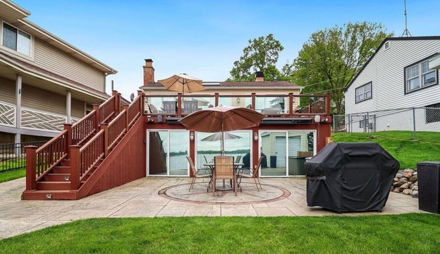 Captain`s Quarters 2/2 Lake Life Dream Home with Hot Tub