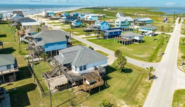 Captain's Quarters - Cabana, Hot Tub, Fire Pit, Fenced Yard!