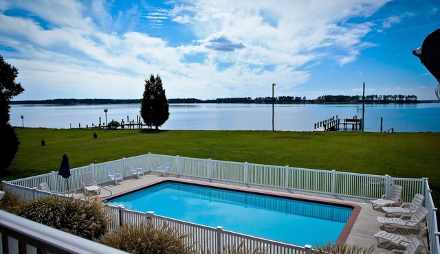 Captain's Quarters on the Chesapeake Bay - Pool, Hot tub, Pier and sleeps >22