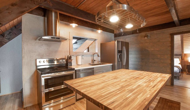 Captain's Quarters - Luxury Apartment in Hotel Near Beach, Jetted Tub, Fireplace, Pet Friendly