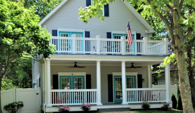 Captain's Retreat! Newly Renovated - few steps from the beach!