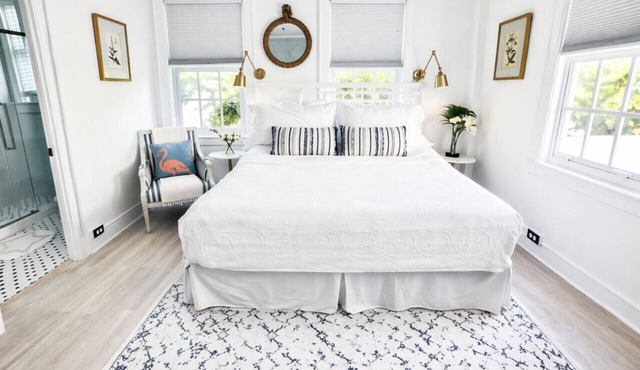 Captain`s Suite: Poolside Oasis with Beach Access