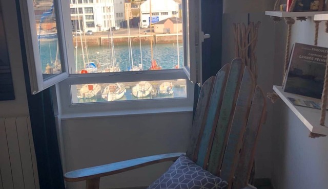 Captain YOO - Pieds Dans Leau - A la Plage Face au Port