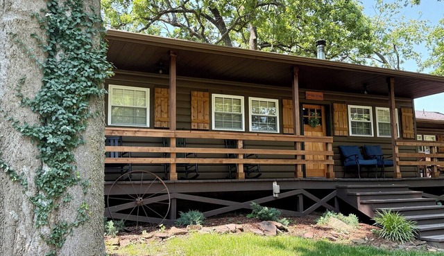Captains Cottage w/cozy wood burning fireplace