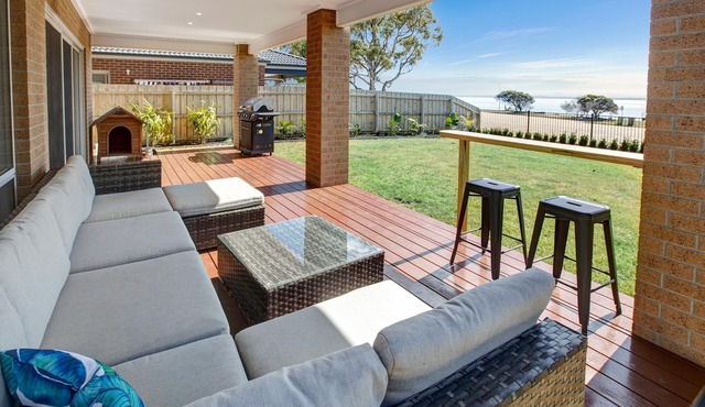 Captains Hideaway - Holiday with water views and modern luxury amenities