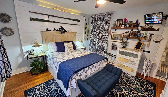 Captains Quarters, 1921 romantic couples suite, 2 minute walk to beach