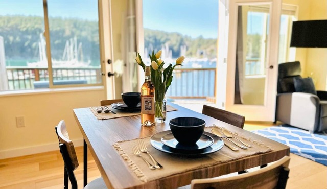 CAPTAINS QUARTERS - PRIVATE, STEPS FROM THE BEACH