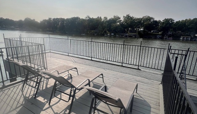 Captain’s Shore: Lake level 3-bedroom cottage, perfect for swimming and fishing
