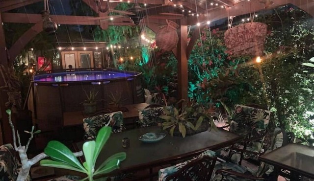 Captin' Joe's Tropical Palm Beach Hot Tub Hideaway