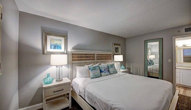 Captiva Landing Waterpark | 2.5 Mi Beach | 0.8 Mi to Mucky Duck Sunset