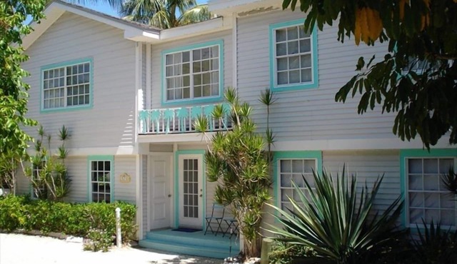 Captiva - Pool Home - Footsteps to Beach and Bay. 3rd property from beach.
