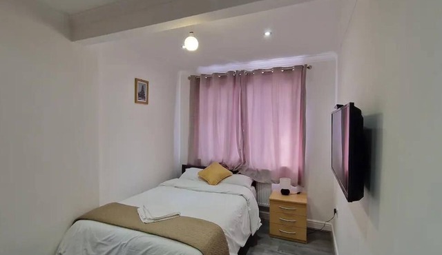 Captivating 2-Bed Apartment in Ilford