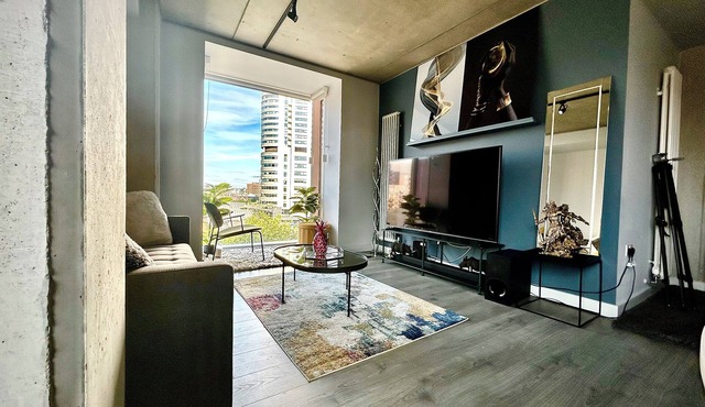 Captivating 2-Bed Skyview Apartment in Leeds