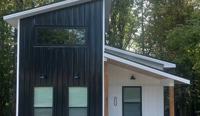 Captivating 2-bedroom, garage door house with WiFi, AC in welcoming Somerset