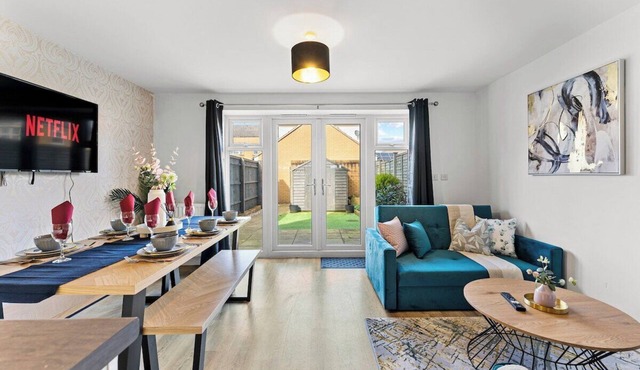 Captivating 4 bed House - Parking - Sleeps 14