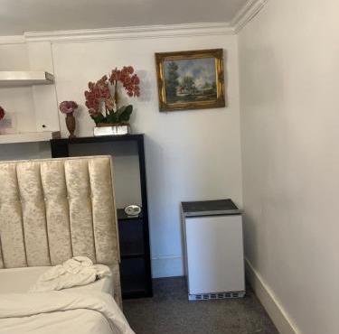 Captivating 4-Bed House in Wakefield