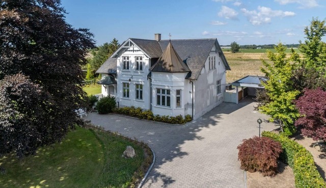 Captivating 4-Bed Villa in Idestrup