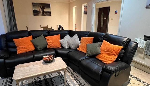 Captivating 5-Bed House in Milton Keynes