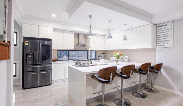 Captivating 5BR Pet Friendly Home with Fully Fully Equiped Kitchen And Fast WIFI