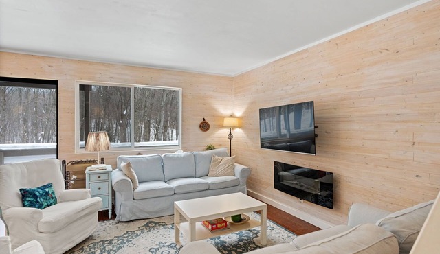 Captivating Hideaway Valley Condo #9