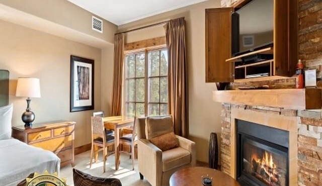 Captivating King Studio|Jet Tub and Fireplace