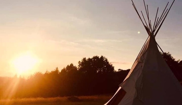 Captivating Tipi dans La foret du Dragon in Murols