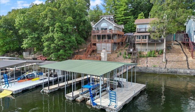 Captivating Views, Amazing Design and Lake Living