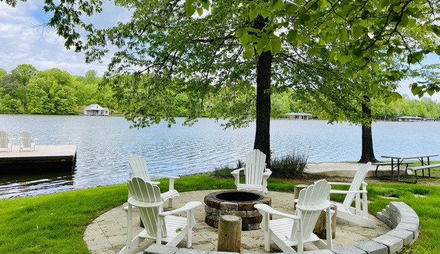 CAPTIVATING WATERFRONT ! with all amenities