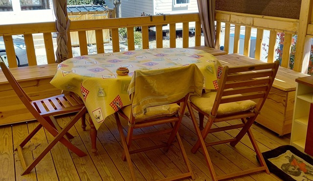 Caravan "Mobil-home Camping" with Mountain View, Shared Heated Pool & Wi-Fi