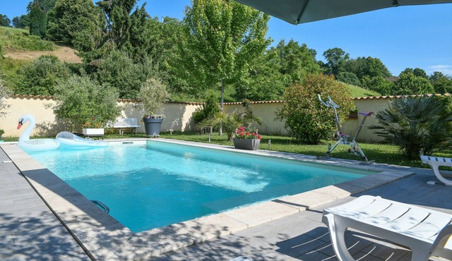 Caravan 'Roulotte De Bohême - Praline' with Shared Pool, Wi-Fi and Air Conditioning