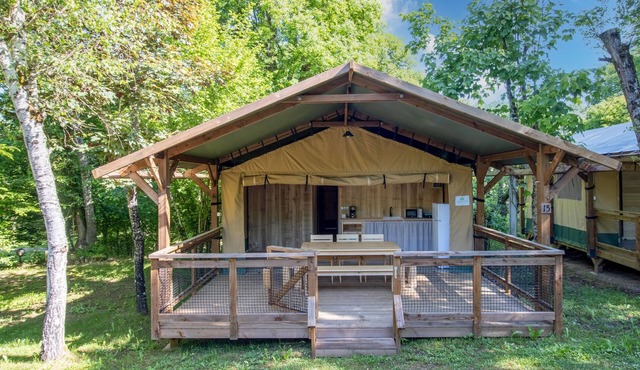 Caravan 'Lodge 8 Personnes' with Shared Pool, Private Terrace and Wi-Fi