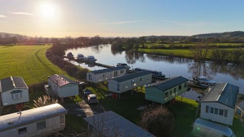 Caravan 5 by The River Severn, dog friendly, great for contractors, walkers and fishing on the river