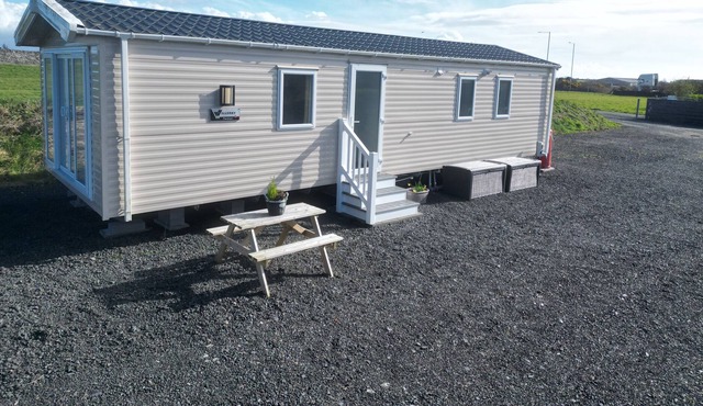CARAVAN AT BODERW, family friendly, with a garden in Llangefni
