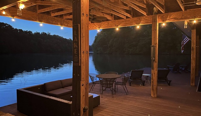 Caravan Cottage – SECLUDED Lake Front Cottage - Privacy