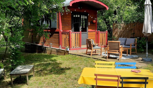 Caravan in Drôme Provençale in the middle of a private garden