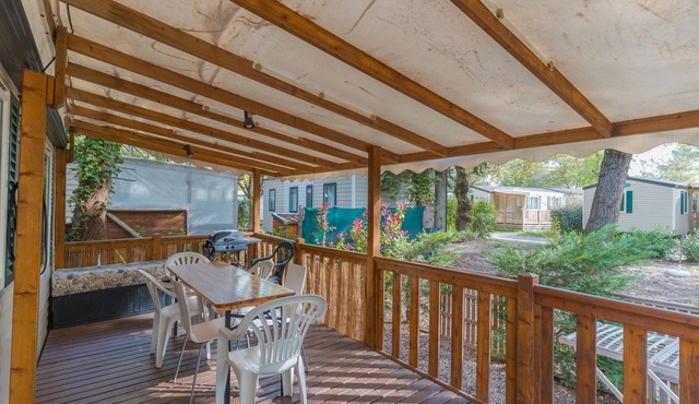 Caravan 'Mobil-home' with Shared Pool, Private Terrace and Air Conditioning